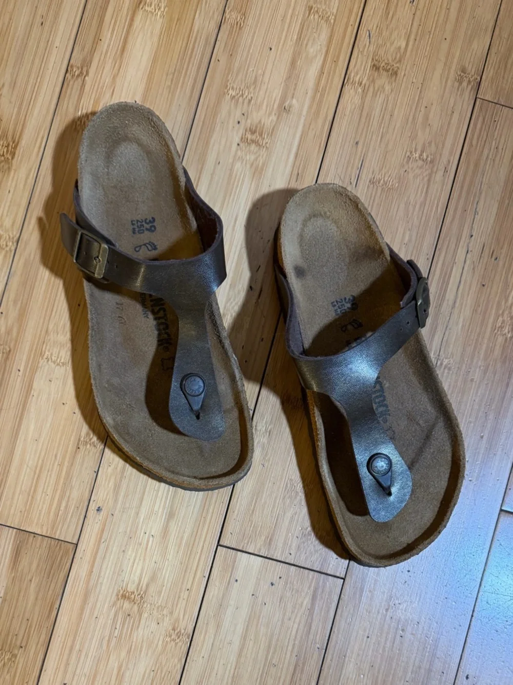 Birkenstock Gizeh Sandal Bronze Size 39 / 8-8.5 - Picture 3 of 16